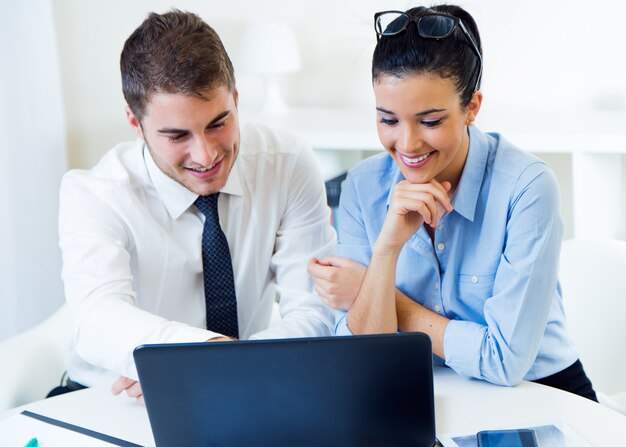 Empresas que trabalham no escritório com laptop.