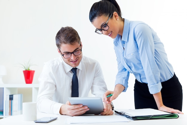 Empresas que trabalham no escritório com tablet digital.