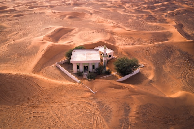 Foto grátis encalhado - uma mesquita abandonada no deserto nos emirados árabes unidos (dubai)