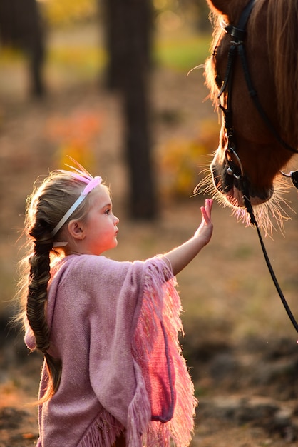 Foto de cavalo sorrindo em ensaio de maternidade viraliza no