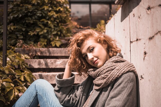 Encantadora mulher ruiva no lenço