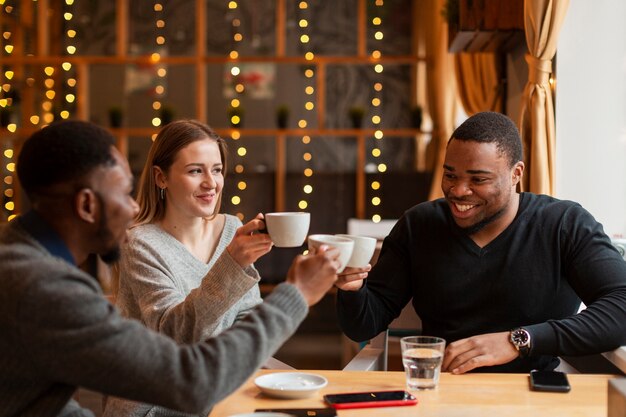 Encontro com amigos no restaurante