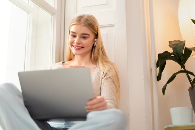 Encontro virtual de mulher sorridente de tiro médio