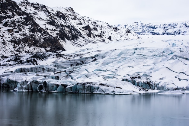 Foto grátis encosta acidentada e o lago congelado durante o inverno