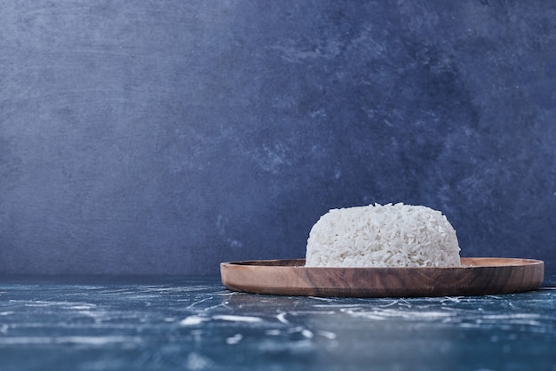 Enfeite de arroz em uma travessa de madeira.