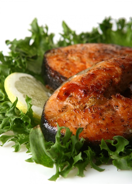 Enfeite de salmão fresco com salada