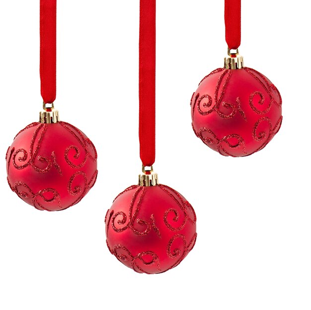 enfeites de bolas de Natal vermelho sobre branco