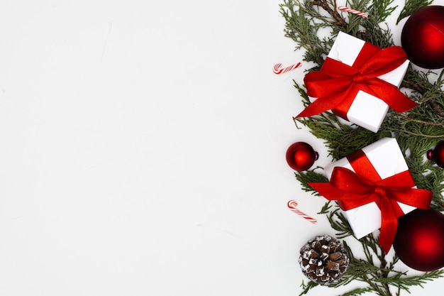 Enfeites de natal com caixas de presente com espaço de cópia