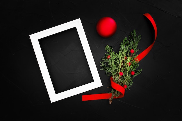 Foto grátis enfeites de natal com uma moldura com espaço de cópia em um fundo preto