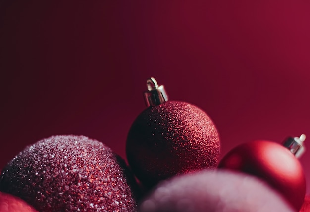 Enfeites de natal decorativos vermelhos como pano de fundo festivo do feriado de inverno Foto Premium