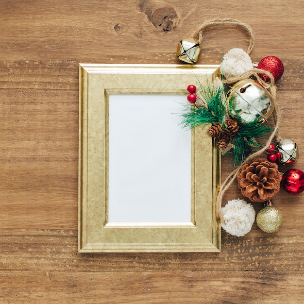 Foto grátis enfeites de natal diferentes com moldura dourada