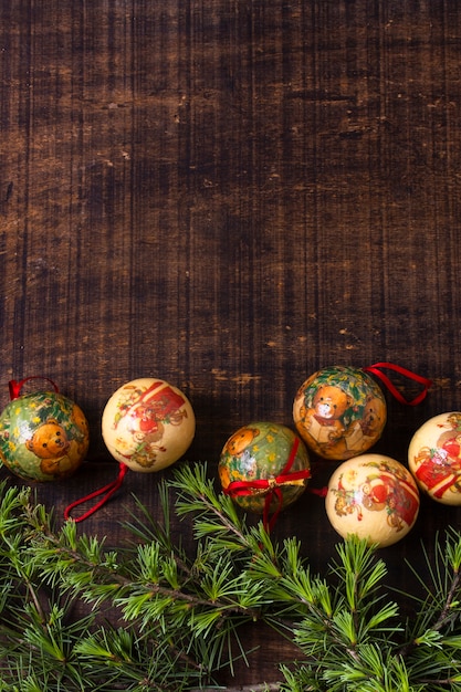 Foto grátis enfeites de natal em fundo de madeira com espaço de cópia