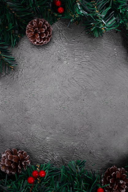 Enfeites de Natal em um plano de fundo texturizado cinza