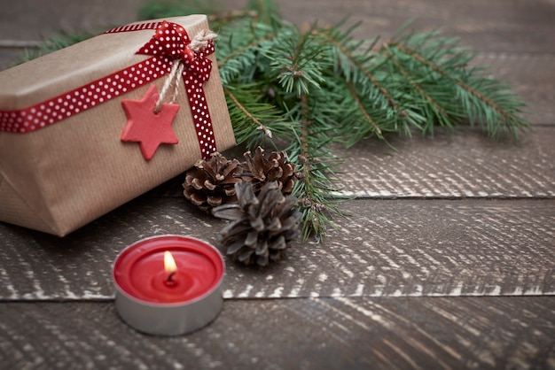 Enfeites de natal iluminados por uma pequena vela