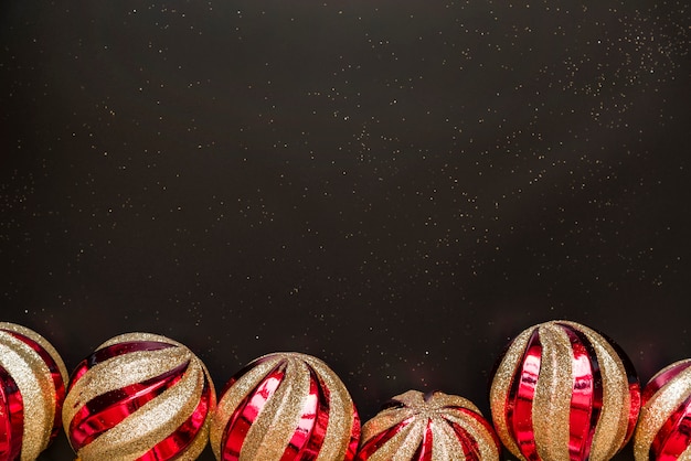 Foto grátis enfeites de natal no tabuleiro escuro