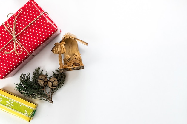 Enfeites de Natal, pinhas e presentes isolados em um fundo branco com espaço para texto