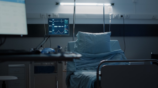 Enfermaria de hospital vazia projetada com equipamentos médicos
