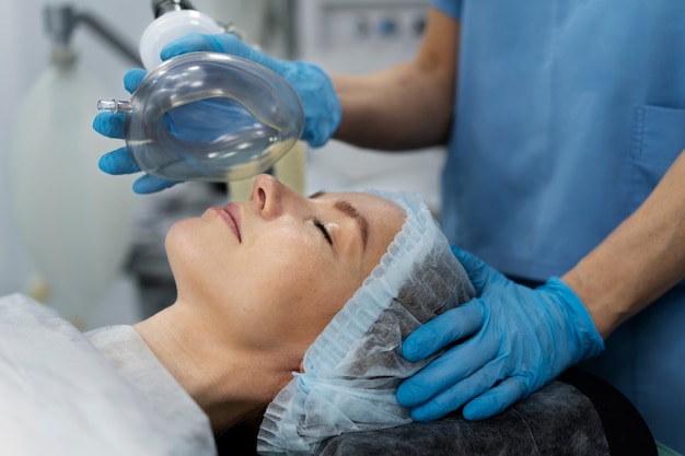 Enfermeira colocando máscara de oxigênio para o paciente