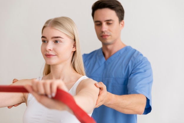 Foto grátis enfermeira com paciente em sessão de osteopatia