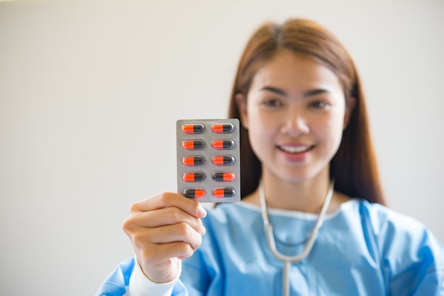 Foto grátis enfermeira dando medicamentos