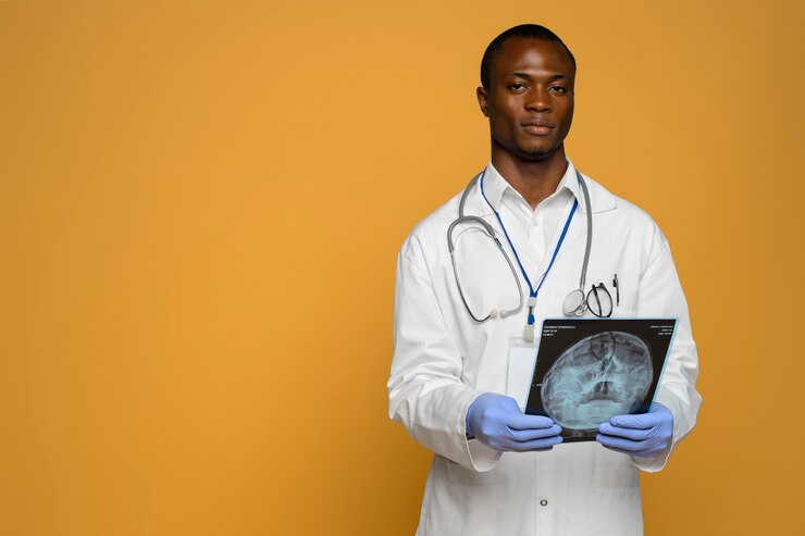 Foto grátis enfermeira de tiro médio segurando radiografia