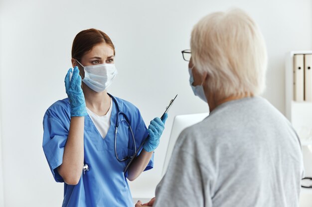 Enfermeira e paciente no hospital visitam máscaras médicas Foto Premium