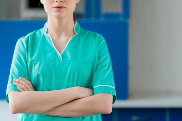 Enfermeira feminina de close-up com os braços cruzados
