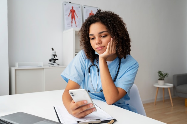 Enfermeira feminina trabalhando na clínica