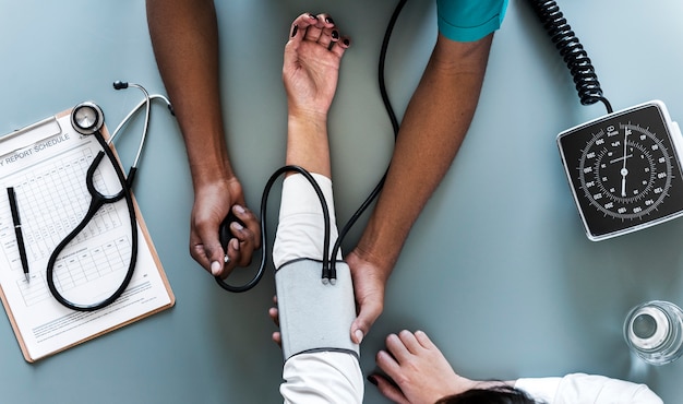 Foto grátis enfermeira, medindo, paciente, pressão sangue