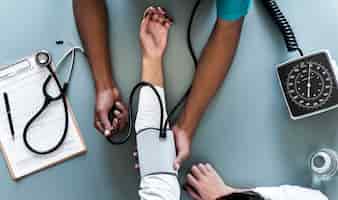 Foto grátis enfermeira, medindo, paciente, pressão sangue