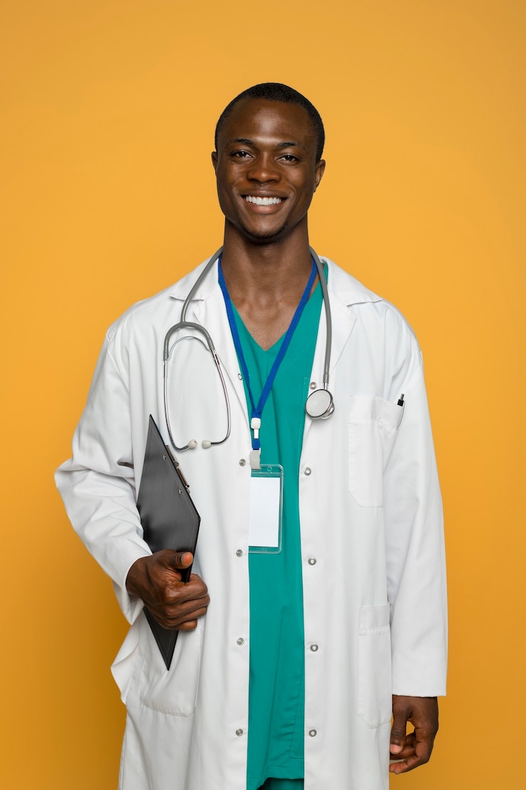 Foto grátis enfermeira negra se preparando para o trabalho