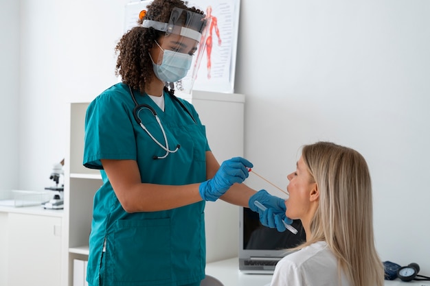 Enfermeira praticando medicina na clínica