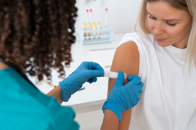 Foto grátis enfermeira praticando medicina na clínica