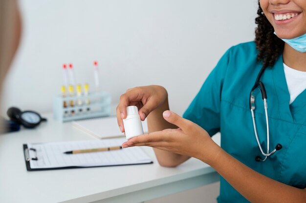 Enfermeira praticando medicina na clínica