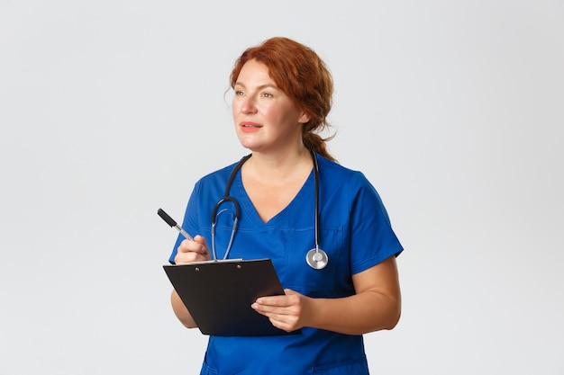 Foto grátis enfermeira ruiva de meia-idade posando