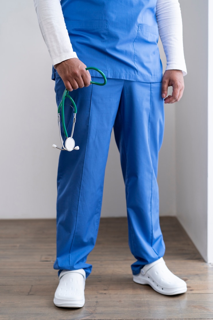 Foto grátis enfermeira se preparando para consultar