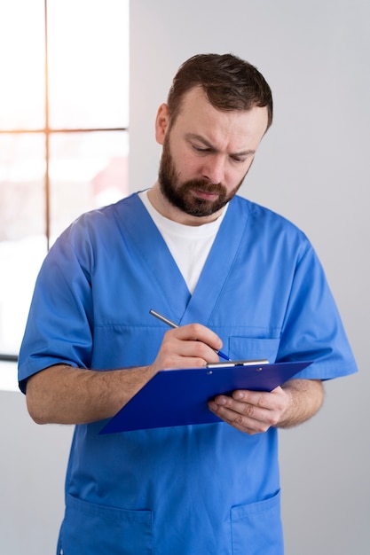 Enfermeira se preparando para consultar