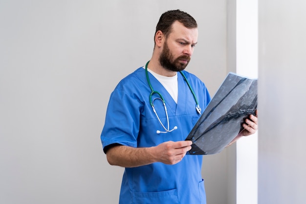 Foto grátis enfermeira se preparando para consultar