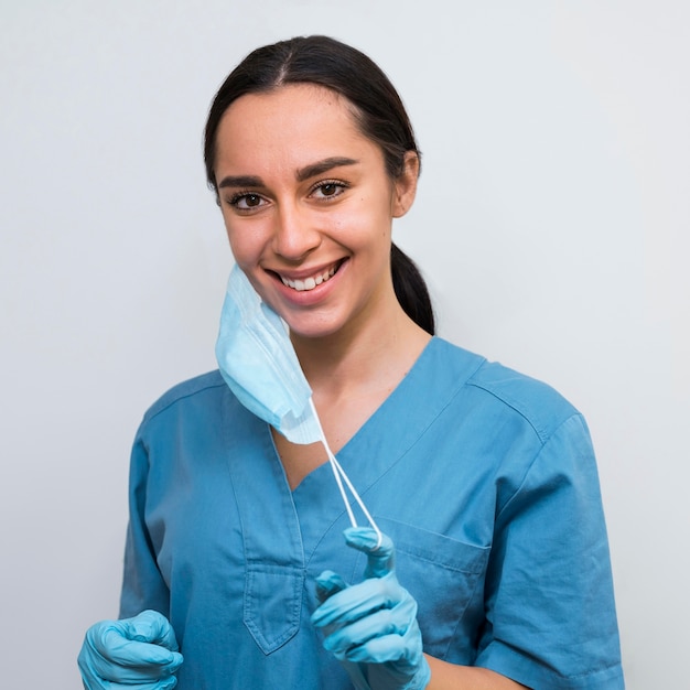 Enfermeira tirando uma máscara médica