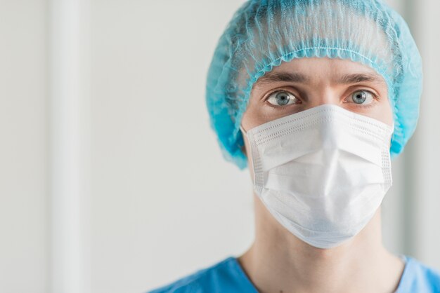 Enfermeira vista frontal com máscara