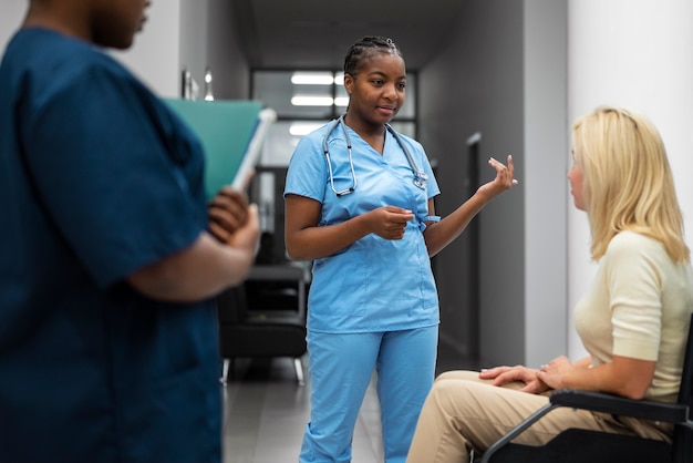 Foto grátis enfermeiras de vista lateral conversando com o paciente