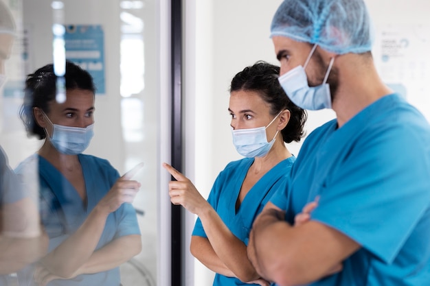 Foto grátis enfermeiras usando máscaras faciais vista lateral