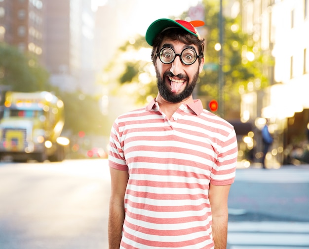 Foto grátis enganar homem louco. expressão feliz