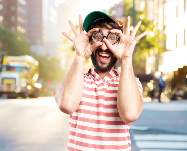 Enganar homem louco. expressão feliz