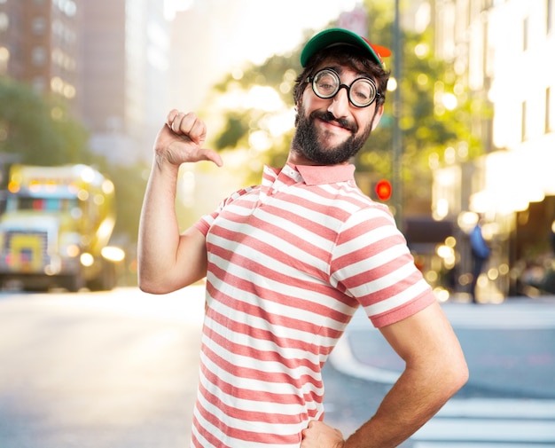 Enganar homem louco. expressão feliz