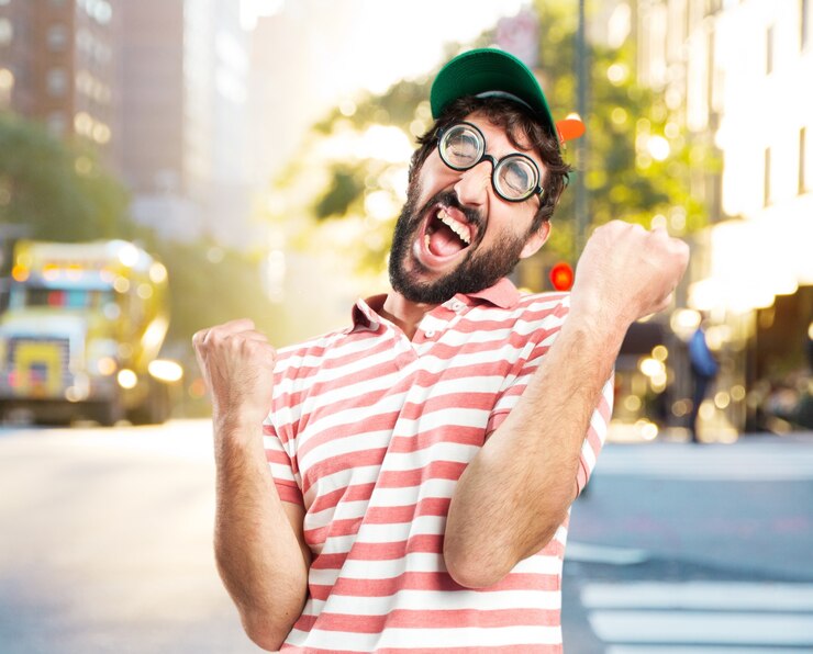 Foto grátis enganar homem louco. expressão feliz