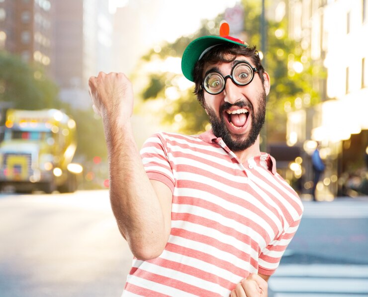 Foto grátis enganar homem louco. expressão feliz