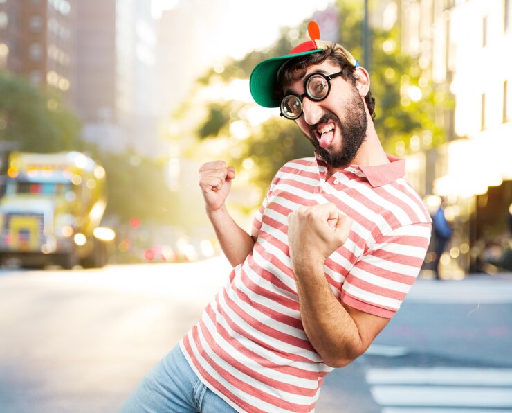 Foto grátis enganar homem louco. expressão feliz