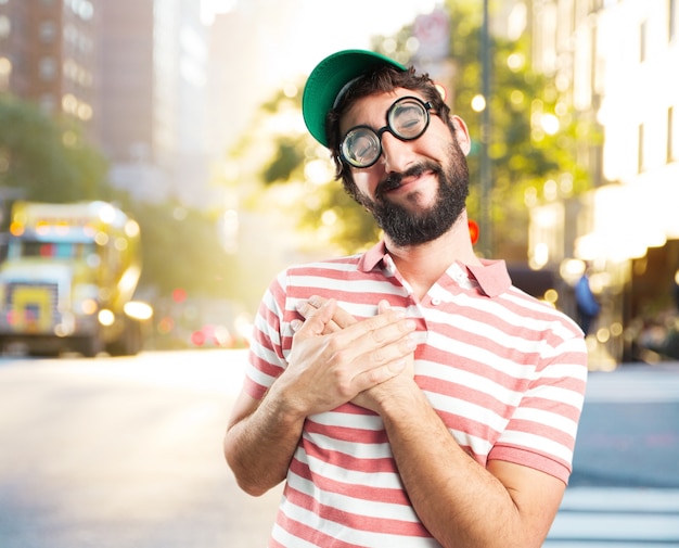 Foto grátis enganar homem louco. expressão feliz