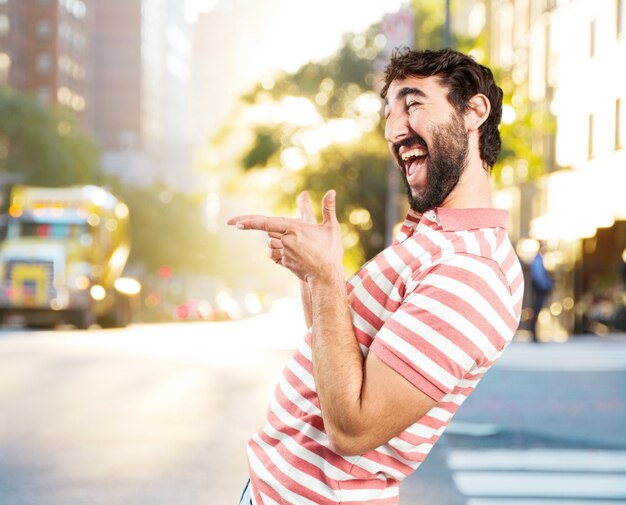 enganar homem louco. expressão feliz